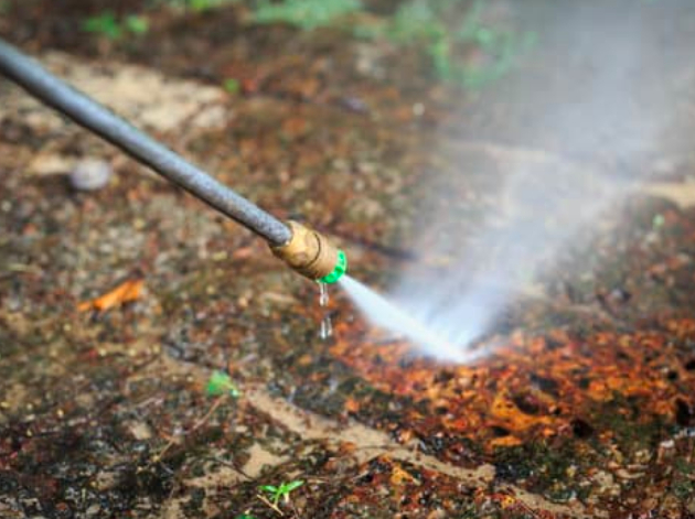 this is a picture of commercial pressure washing in Lakewood, CA